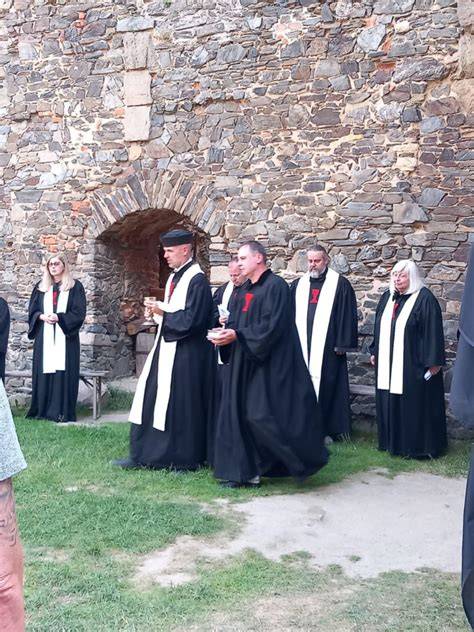 spolupráce církve s oběťmi a veřejností