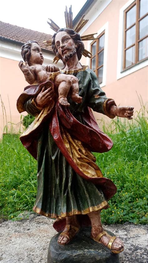 detailní portál chrámu a socha sv. Josefa