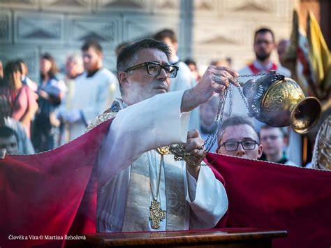 obřady eucharistie a lidová účast