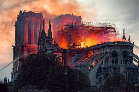 Notre-Dame požár vizuál kapitoly