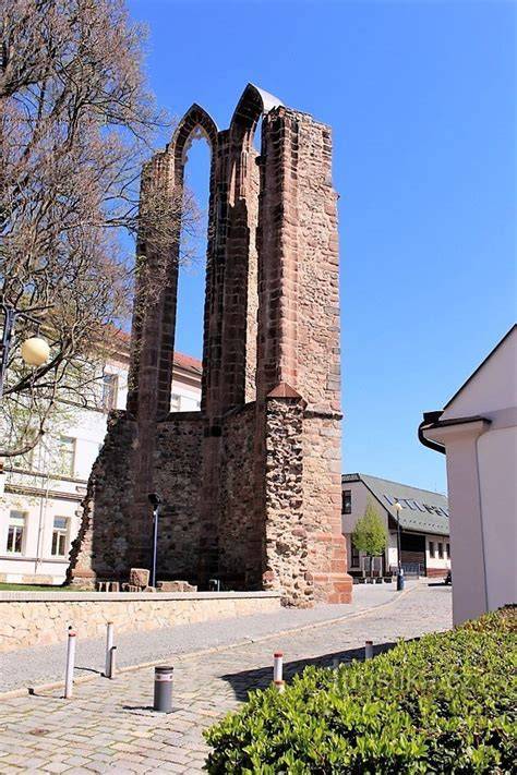 zbytky klášterního kostela a pilíř