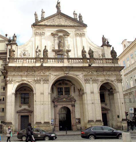 Kostel Salvátora s výzdobou a kopulí