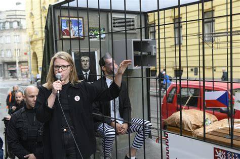 fotografie Petr Jašek a demonstrace před soudní budovou