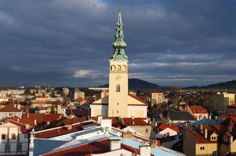 kostel a věž v Novém Jičíně zepředu