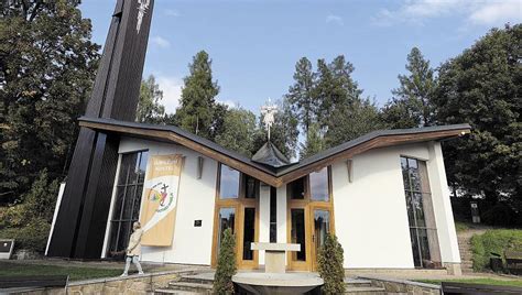 Moderní poutní kostel v Slavkovicích - vitráže a srdce Ježíšovo