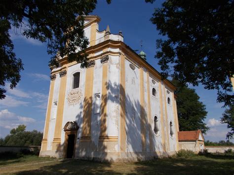 gotický kostel svaté Kateřiny nad silnicí