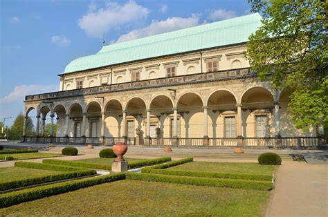 Belveder nad Suchdolskem: letohrádek a kaple