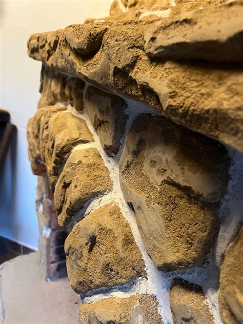 Detail pískovce a ornamentiky na oltáři