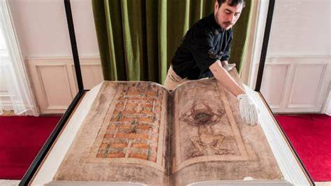 Vyobrazení ďábla a maketa Codex Gigas (reálné rozměry a vzhled)
