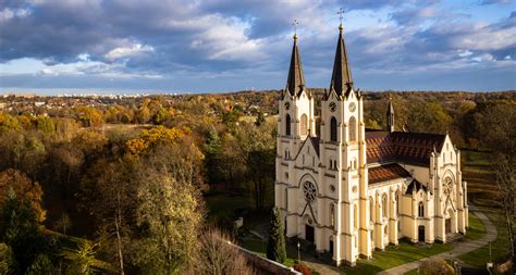Kostel a věže s architektonickými detaily