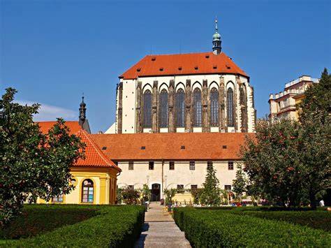 Kostel Panny Marie Sněžné - pohled z Františkánské zahrady