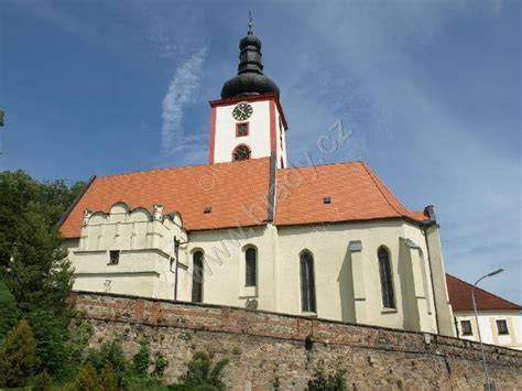 kostel Povýšení sv. Kříže - zvonová věž a fasáda