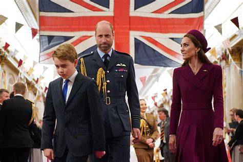 křtiny prince George - kaple a crowd před palácem