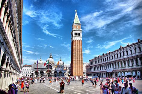 pohled na baziliku svatého Marka z Piazza San Marco