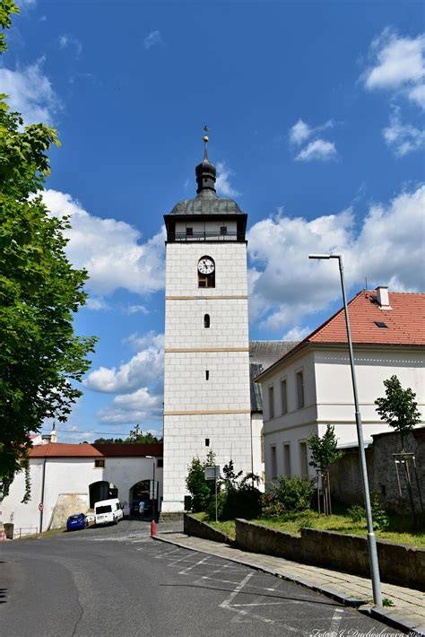 pohled na věž a průčelí kostela sv. Jakuba