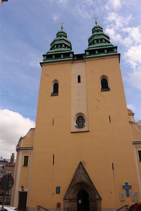 pohled na západní průčelí a věž kostela