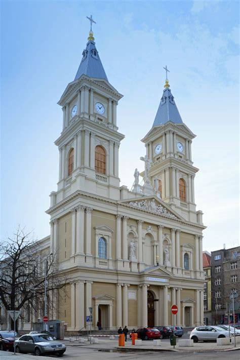 Monumentální průčelí katedrály s věží