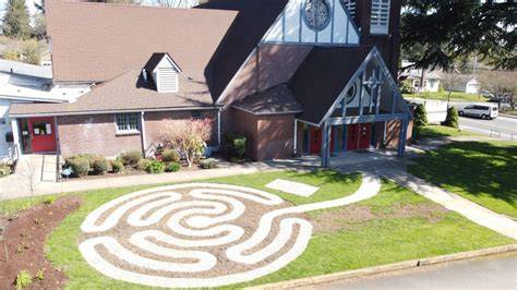 Labyrinth of streets layout and central church anchor