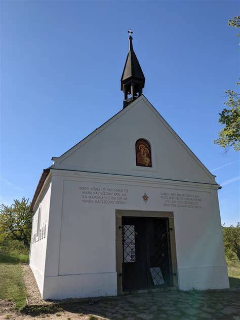 Poutní kaple u Popic - širší pohled