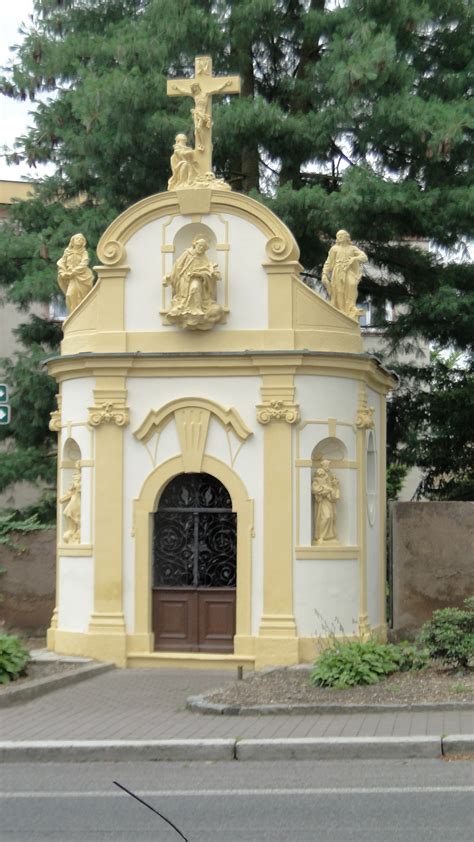 Kaple a průčelí kladrubského kostela