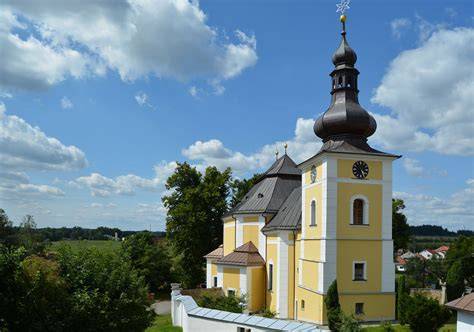 kostel s obdelnikovym pudorysem a presbytarem