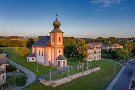 Roztoky u Jilemnice - pohled na barokní kostel