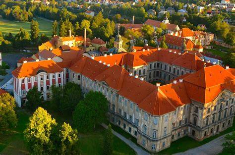 klášterní architektura a řeholní oděvy