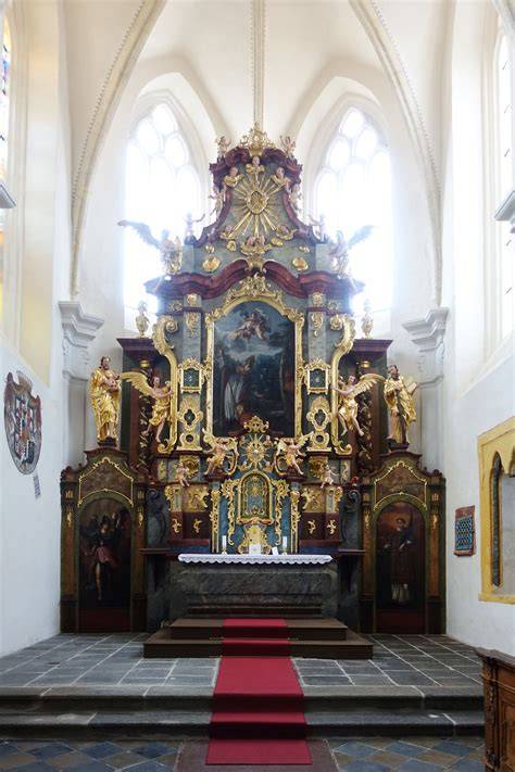 interiér kostela empora a oltář