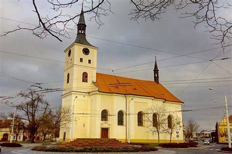 Kostel sv OTÁZKA architektury (kostelní věž a průčelí)