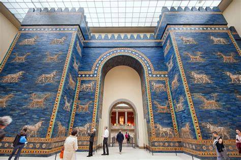 Ištařina brána a Procesní ulice - zobrazení a rekonstrukce (viz Pergamon Museum, Berlín)