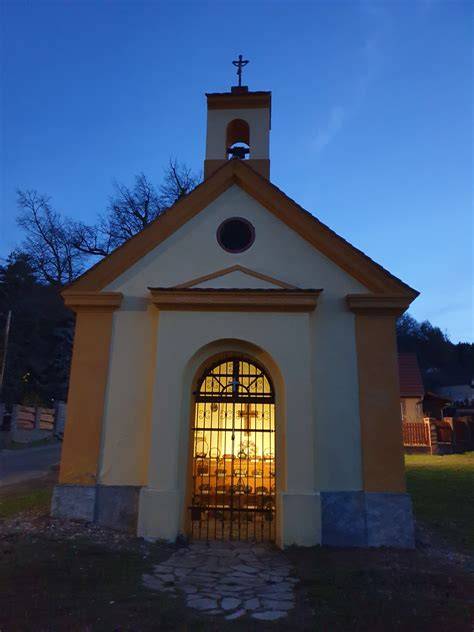 kopie fotografie kaple a návsi