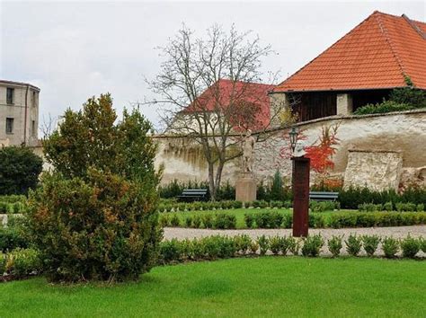 kapucínská klášterní zahrada Žatec fontána a květiny