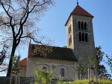 Průhonice románský kostel detailní výzdoba