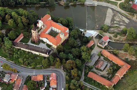 pohled na areál Sázavského kláštera z nábřeží Sázavy