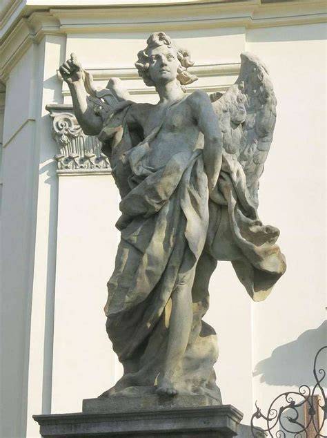 Socha archanděla Gabriela a zrestaurování katedrály