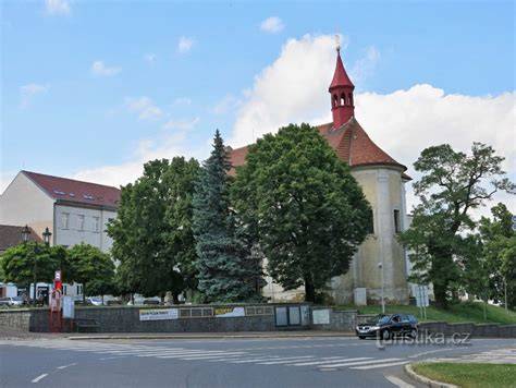 pohled na kostel Nejsvětější Trojice a Červená chodba
