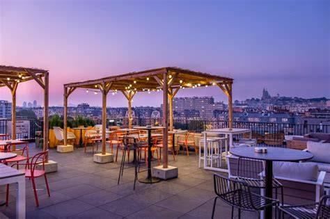 Střešní restaurace s výhledem Montmartre