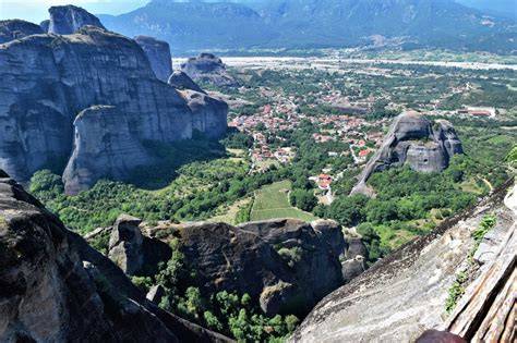 Infografika Meteora - rozložení klášterů na skalách