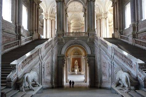 Krása Královského paláce a jeho volné nádvoří