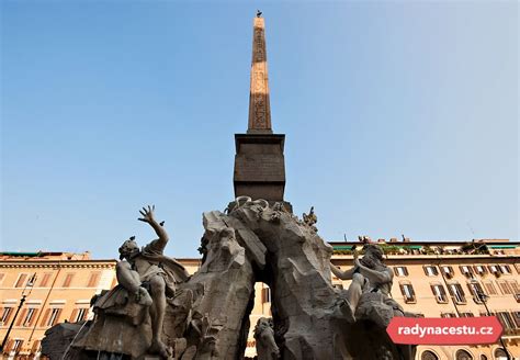 Obelisk nad Svatopetrským náměstím a fontány Berniniho