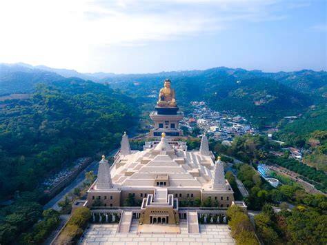 Panoramatický večerní výhled na Fo Guang Shan