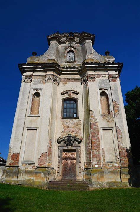 kostel ve Slavkově architektura boční oltáře