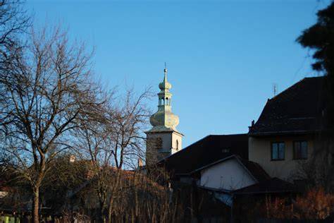 Stínadla a kostely kolem Haštalského náměstí