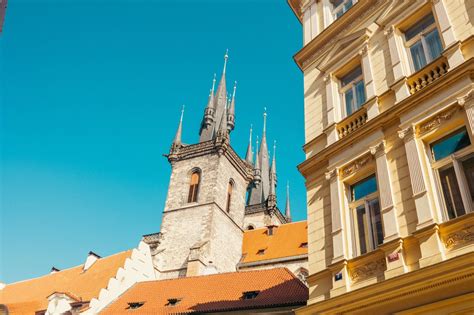 Foglarův svět a skutečné kostely kolem Starého Města