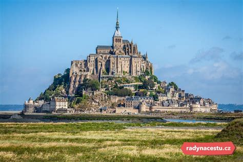 Mont-Saint-Michel gotické věže pohled z moře