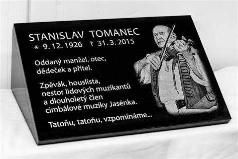 Gravírovaný nápis na žulové desce