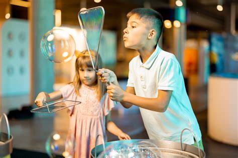 Interaktivní expozice a dobové uniformy v muzeu