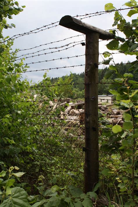 Signální stěna U-80 a drátěný zátaras EZOH