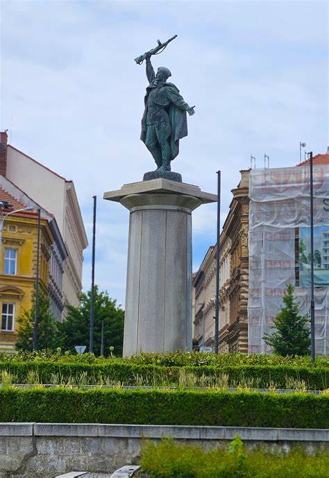 Socha a náměstí jako památník Boleslavu Jablonskému