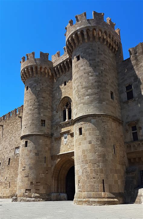 Brána Paláce velmistrů a historické město Rhodos